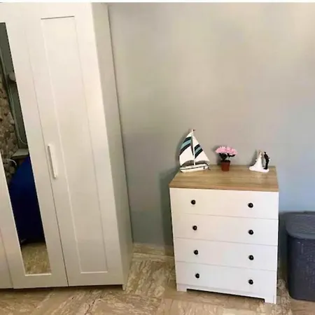 Hilltop 2-br With Sea Views, Terrace & Garden