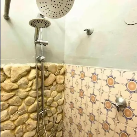 Apartment Hilltop 2-br With Sea Views, Terrace & Garden