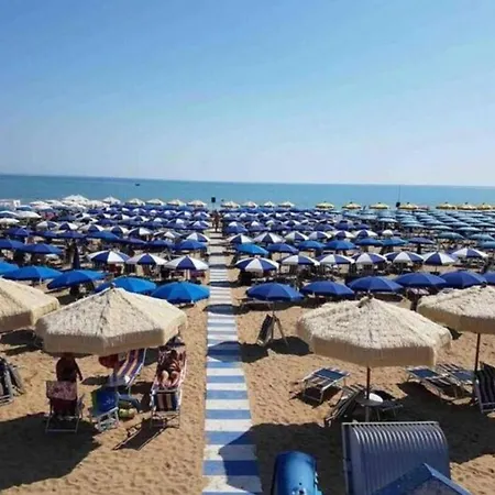 Hilltop 2-br With Sea Views, Terrace & Garden Apartment *