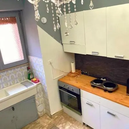 Hilltop 2-br With Sea Views, Terrace & Garden Apartment