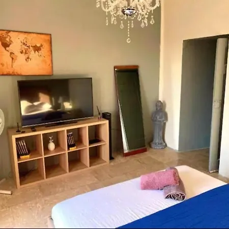 Hilltop 2-br With Sea Views, Terrace & Garden *