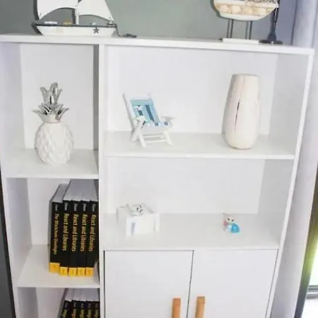 Hilltop 2-br With Sea Views, Terrace & Garden Apartment *