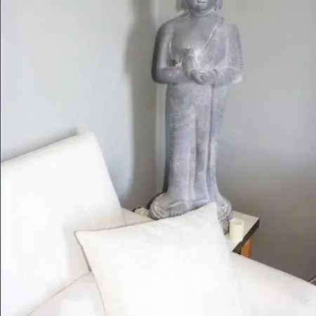 Hilltop 2-br With Sea Views, Terrace & Garden Apartment *