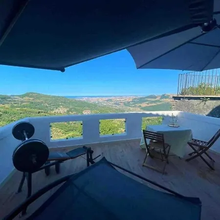 Hilltop 2-br With Sea Views, Terrace & Garden