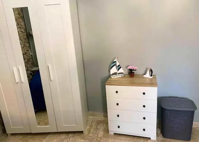 Hilltop 2-br With Sea Views, Terrace & Garden