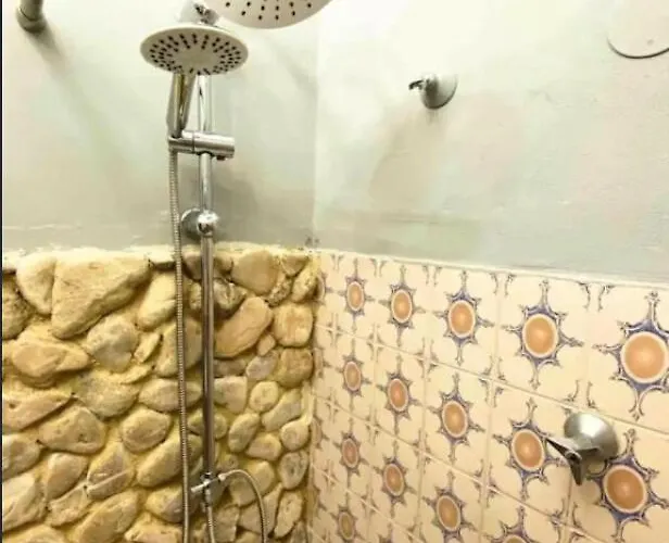 Appartement Hilltop 2-br With Sea Views, Terrace & Garden