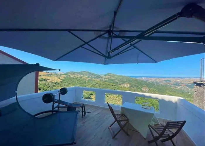 Hilltop 2-br With Sea Views, Terrace & Garden