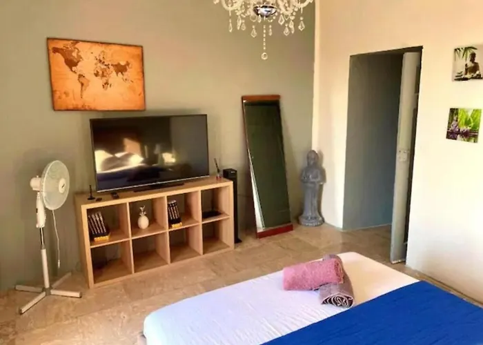 Hilltop 2-br With Sea Views, Terrace & Garden *